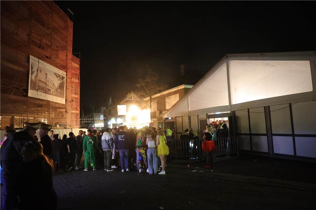 Gäste feiern Weiberfastnacht