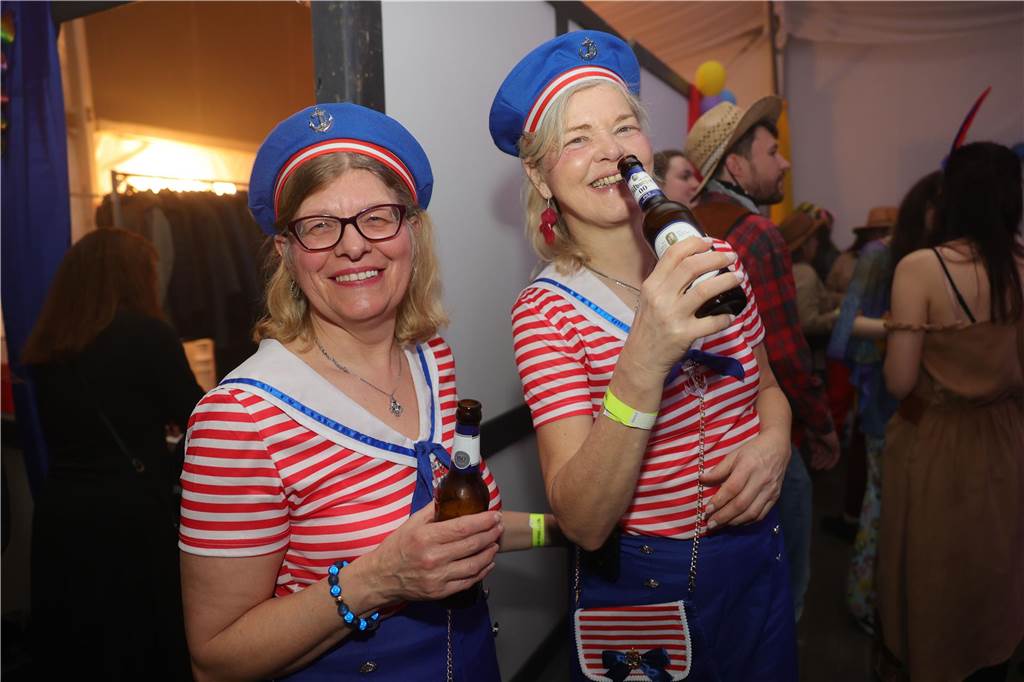 Gäste feiern Weiberfastnacht in Olfen