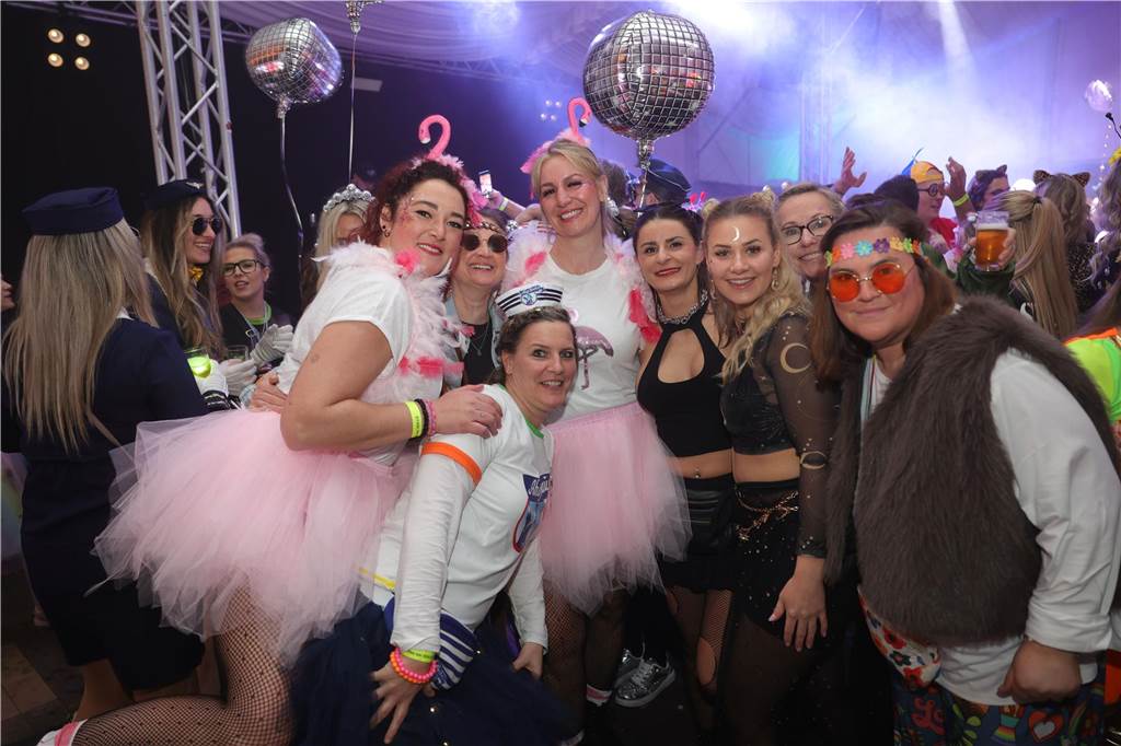 Gäste feiern Weiberfastnacht in Olfen