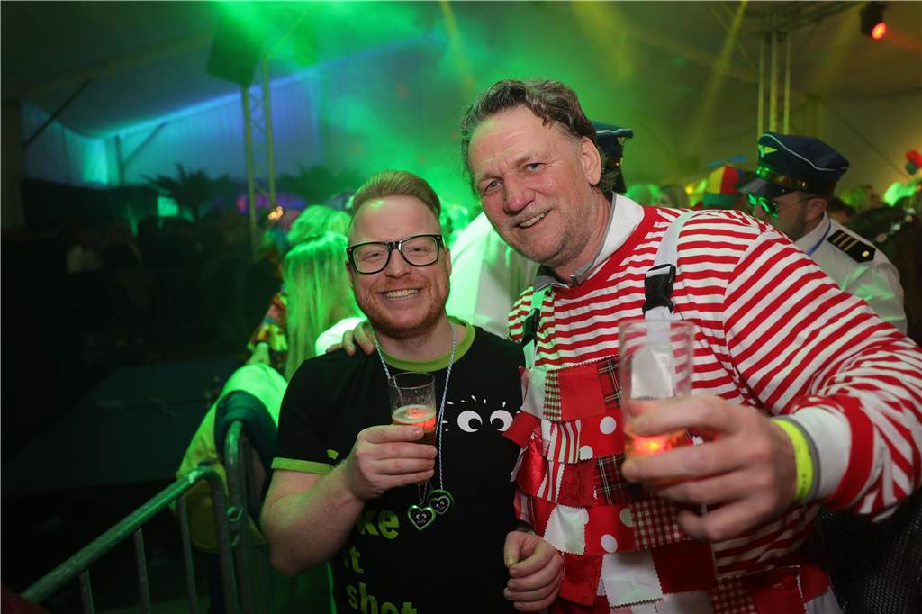 Gäste feiern Weiberfastnacht in Olfen