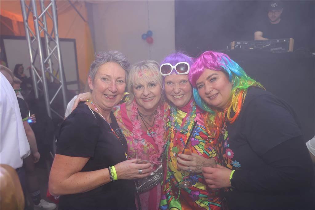 Gäste feiern Weiberfastnacht in Olfen