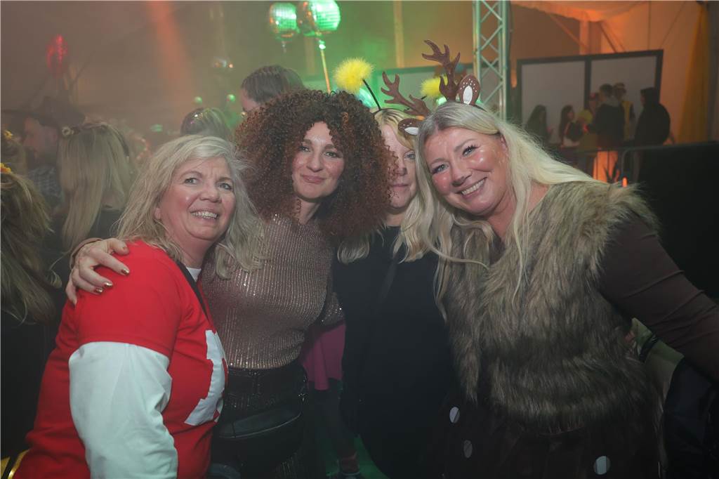 Gäste feiern Weiberfastnacht in Olfen