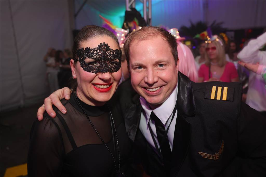 Gäste feiern Weiberfastnacht in Olfen