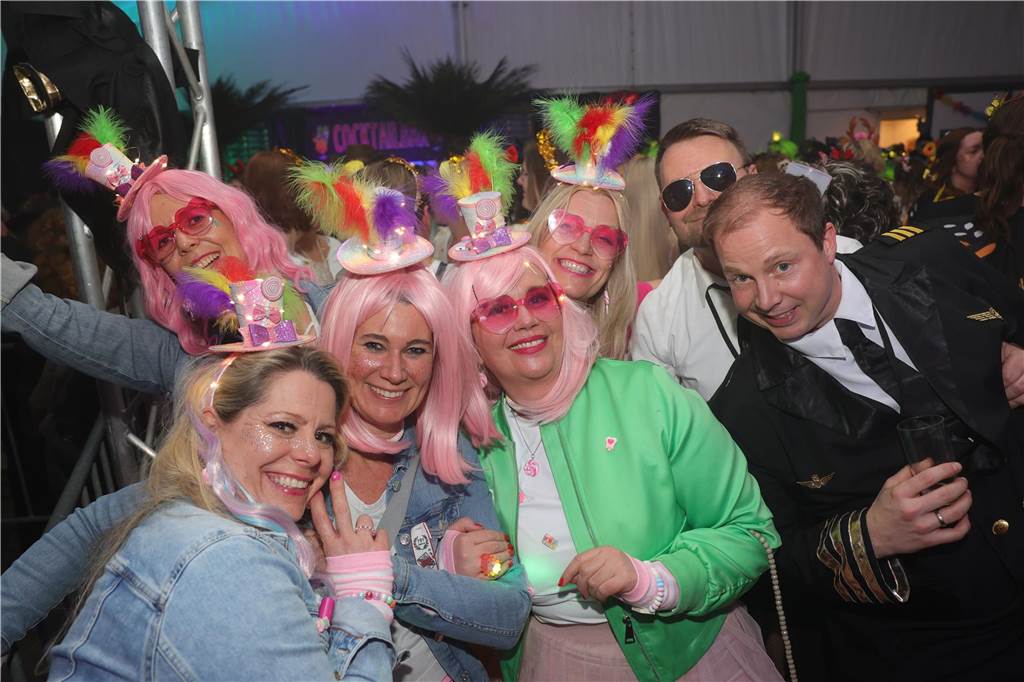 Gäste feiern Weiberfastnacht in Olfen