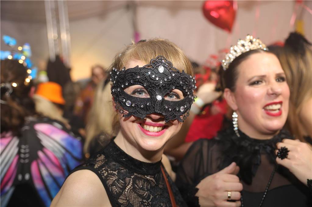 Gäste feiern Weiberfastnacht in Olfen
