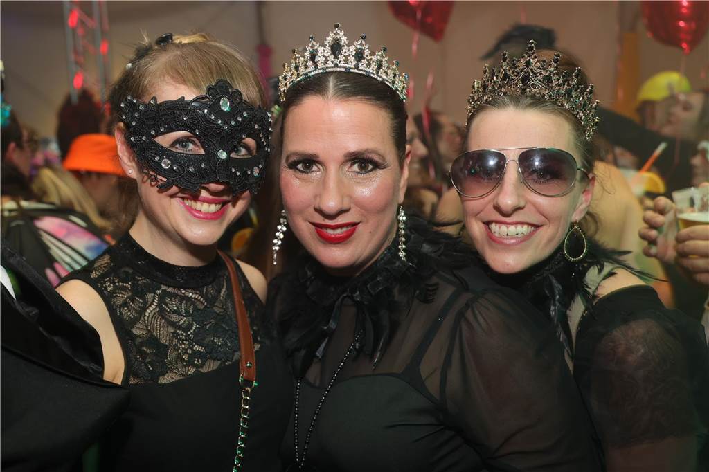 Gäste feiern Weiberfastnacht in Olfen
