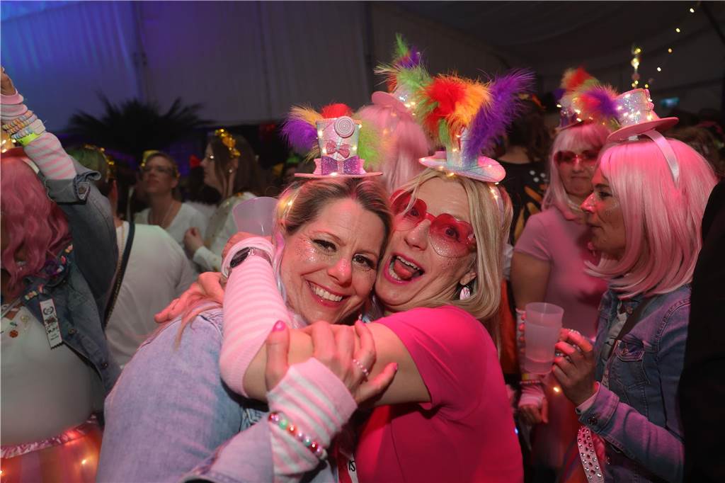Gäste feiern Weiberfastnacht in Olfen