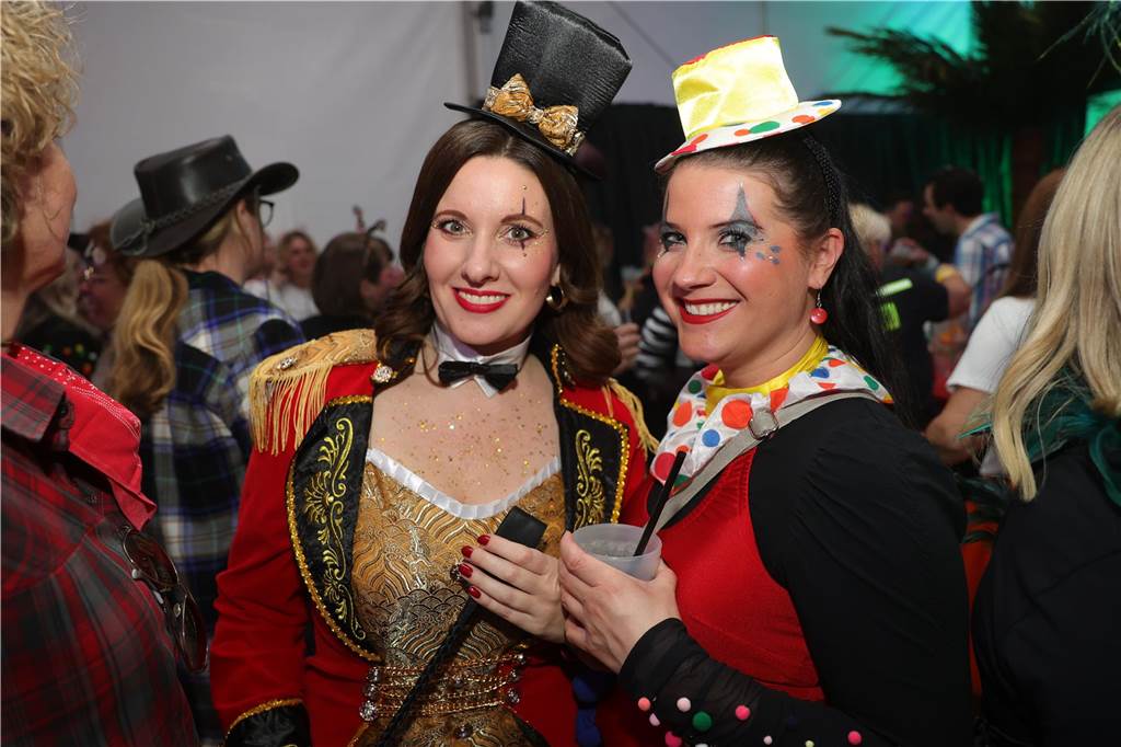 Gäste feiern Weiberfastnacht in Olfen