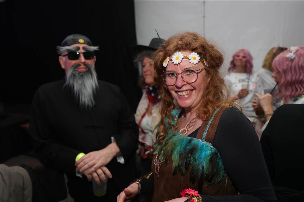 Gäste feiern Weiberfastnacht in Olfen