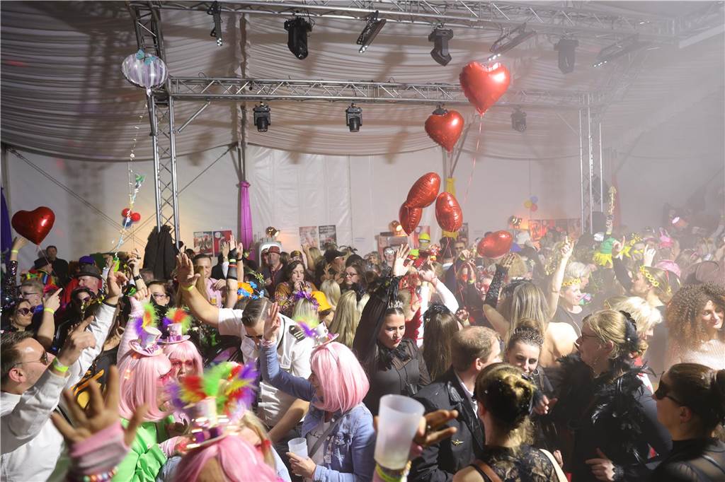 Gäste feiern Weiberfastnacht in Olfen
