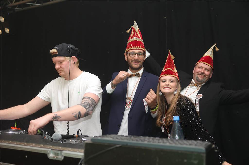 Gäste feiern Weiberfastnacht in Olfen