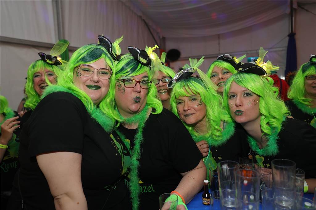 Gäste feiern Weiberfastnacht in Olfen