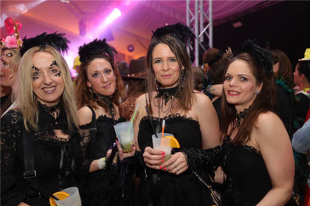 Gäste feiern Weiberfastnacht in Olfen