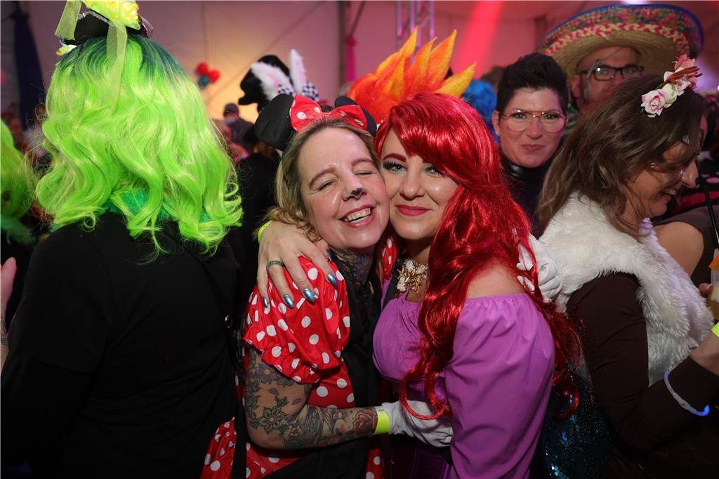 Gäste feiern Weiberfastnacht in Olfen