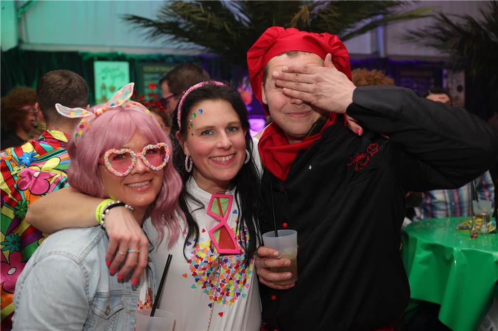 Gäste feiern Weiberfastnacht in Olfen