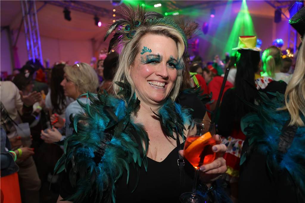 Gäste feiern Weiberfastnacht in Olfen