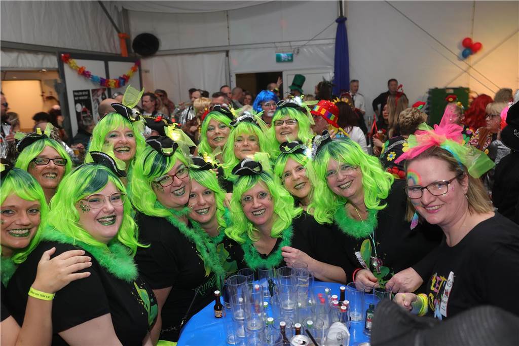 Gäste feiern Weiberfastnacht in Olfen