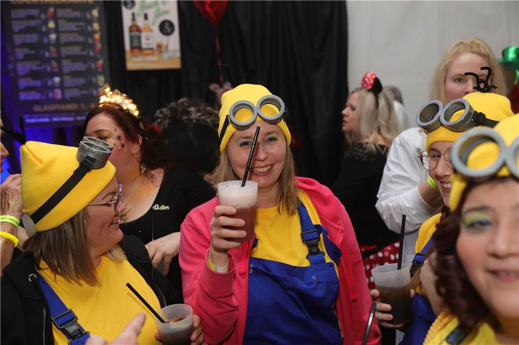 Gäste feiern Weiberfastnacht in Olfen