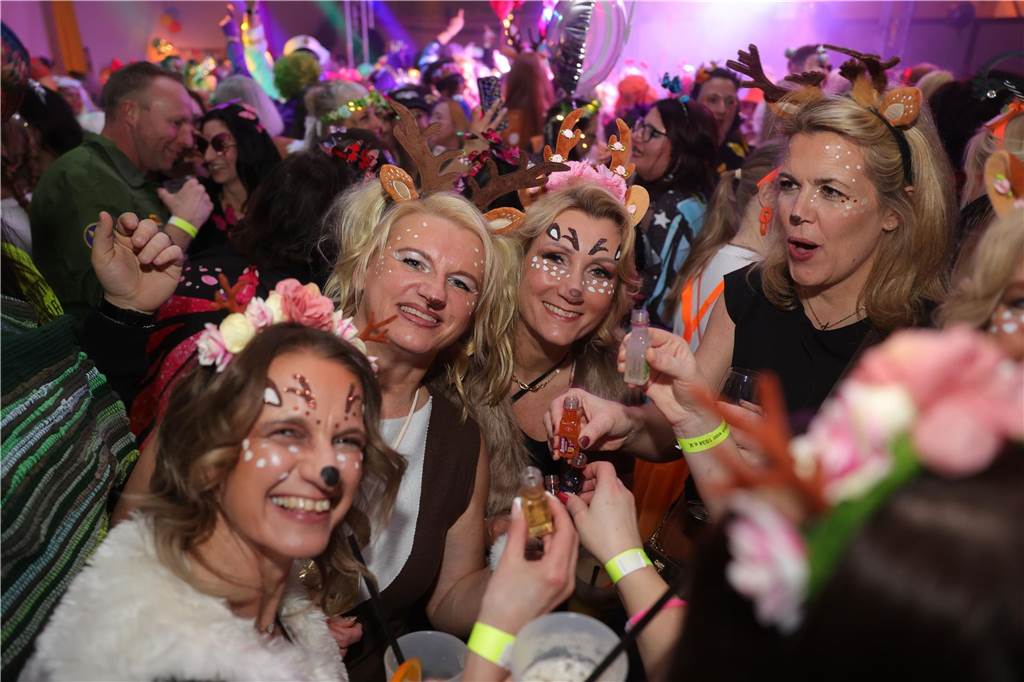 Gäste feiern Weiberfastnacht in Olfen
