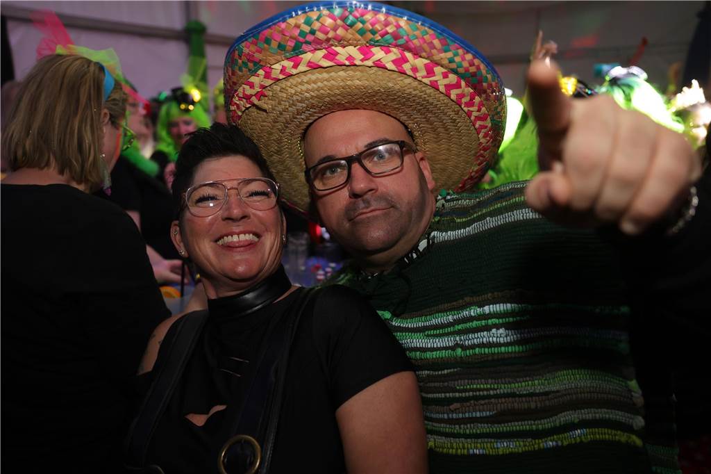 Gäste feiern Weiberfastnacht in Olfen
