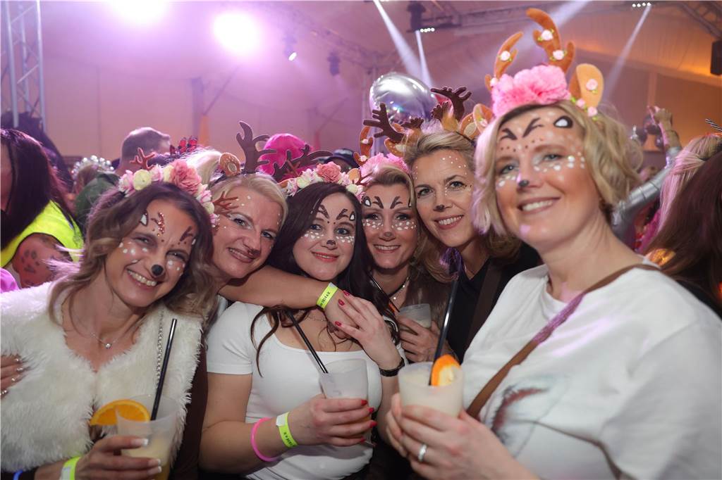 Gäste feiern Weiberfastnacht in Olfen
