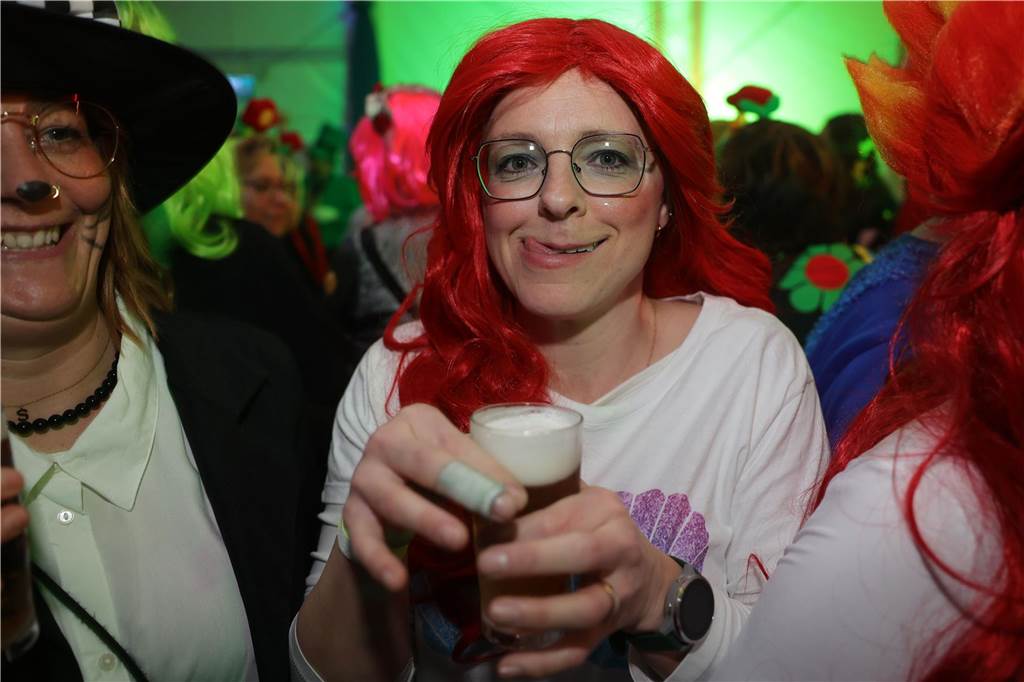 Gäste feiern Weiberfastnacht in Olfen
