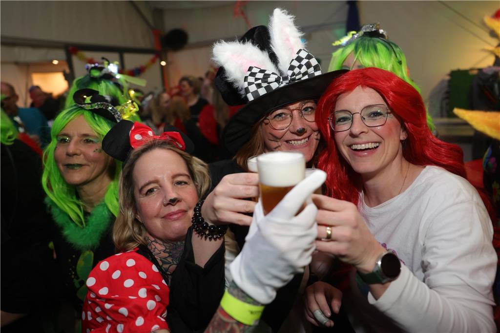 Gäste feiern Weiberfastnacht in Olfen