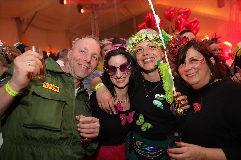 Gäste feiern Weiberfastnacht in Olfen