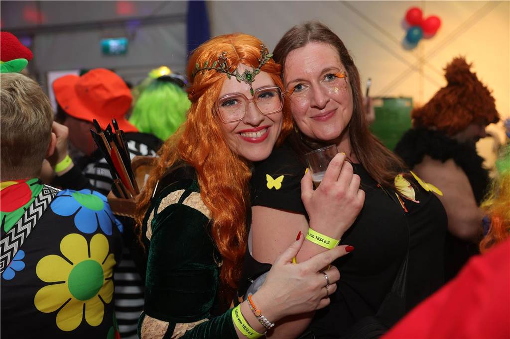 Gäste feiern Weiberfastnacht in Olfen