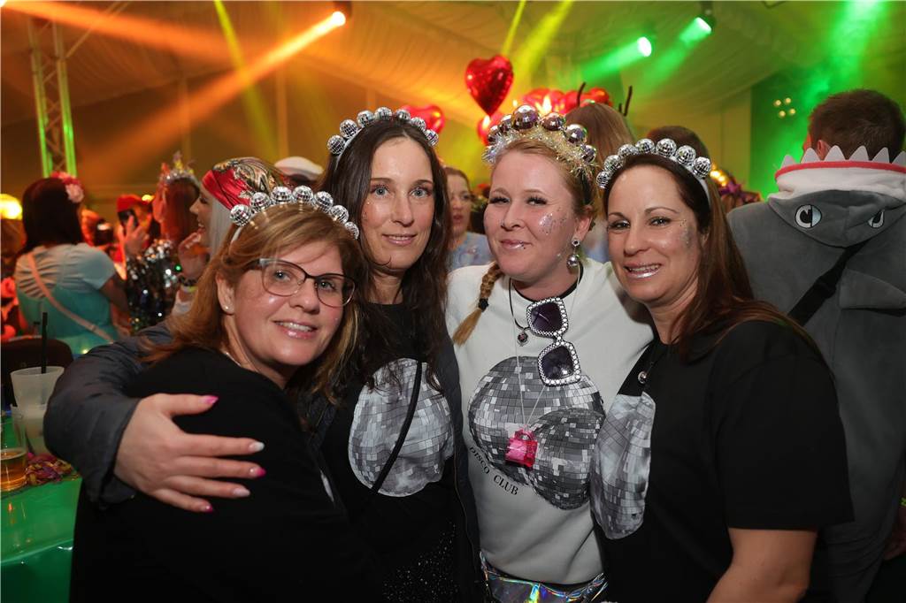 Gäste feiern Weiberfastnacht in Olfen