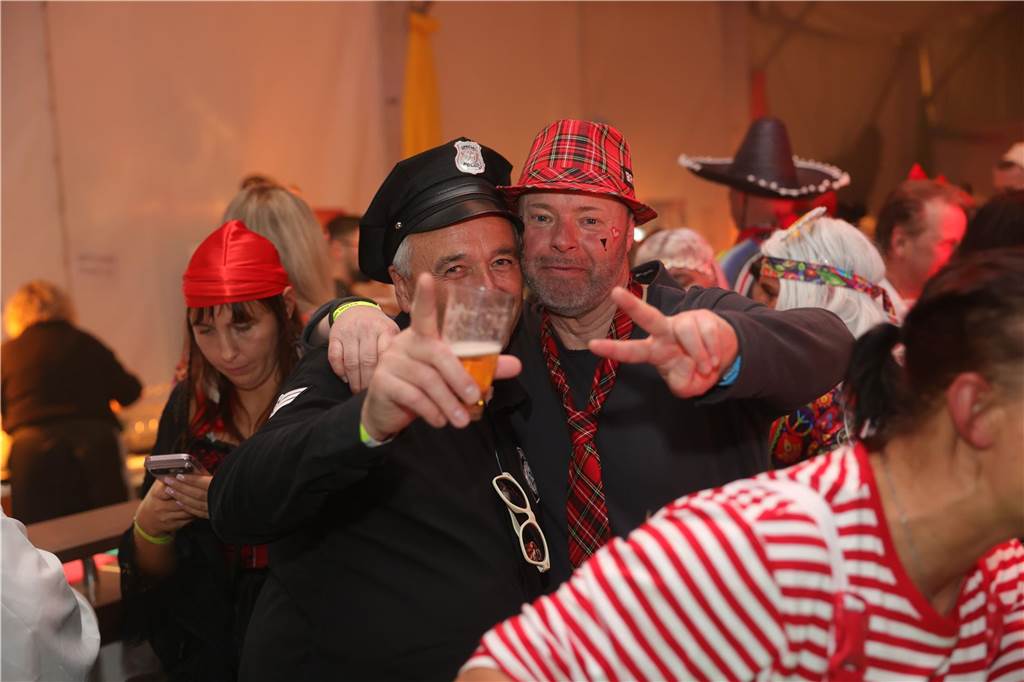 Gäste feiern Weiberfastnacht in Olfen