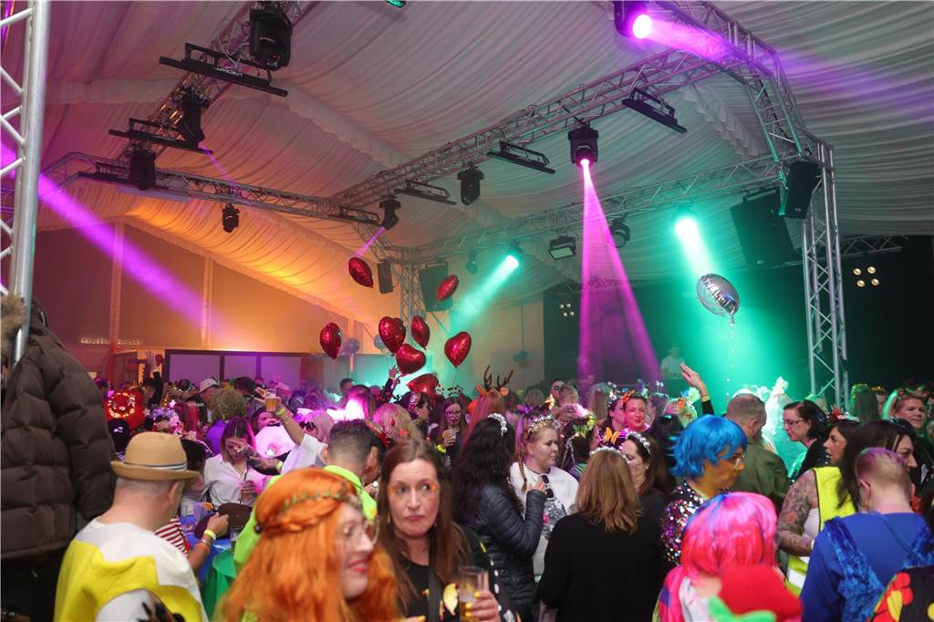 Gäste feiern Weiberfastnacht in Olfen