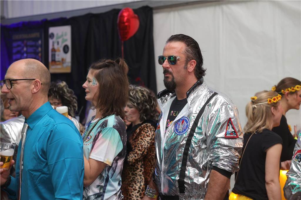 Gäste feiern Weiberfastnacht in Olfen