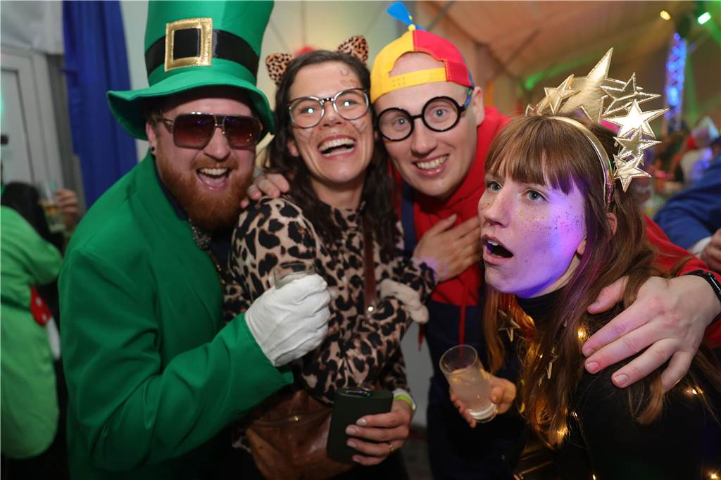 Gäste feiern Weiberfastnacht in Olfen