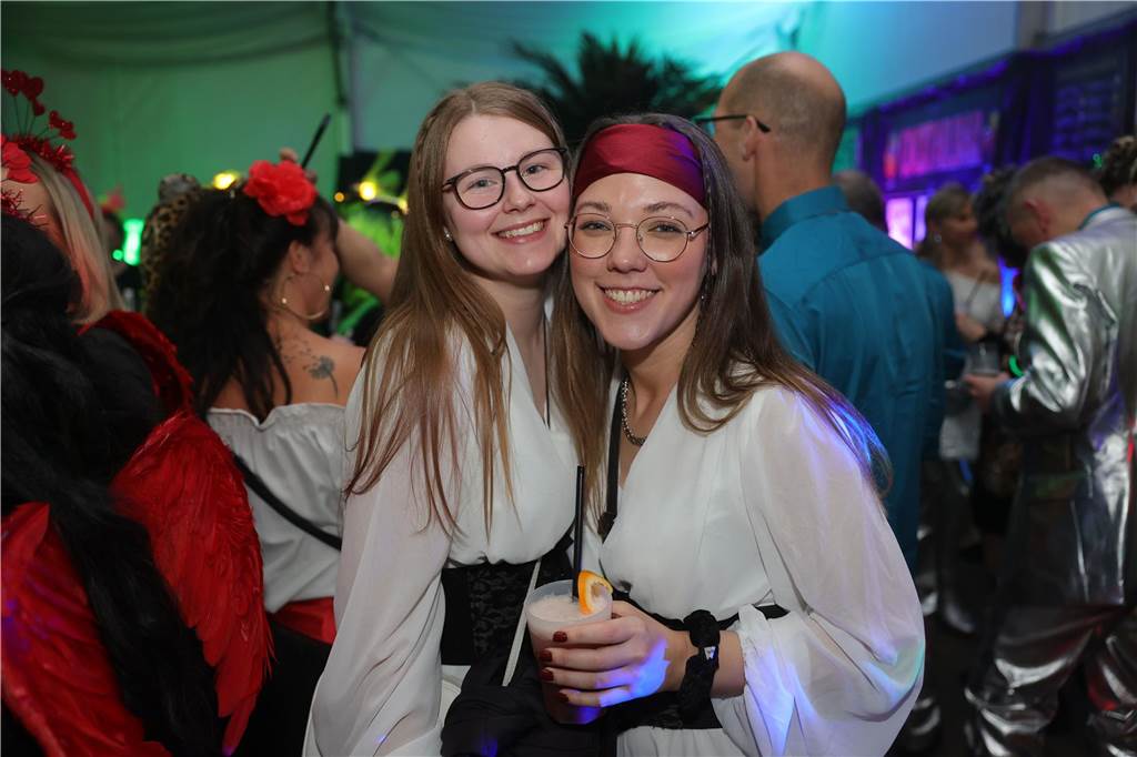 Gäste feiern Weiberfastnacht in Olfen