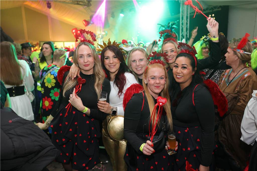 Gäste feiern Weiberfastnacht in Olfen
