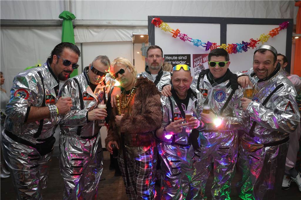 Gäste feiern Weiberfastnacht in Olfen