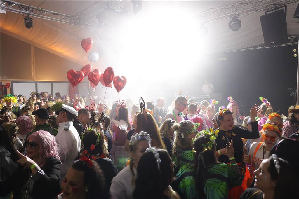 Gäste feiern Weiberfastnacht in Olfen
