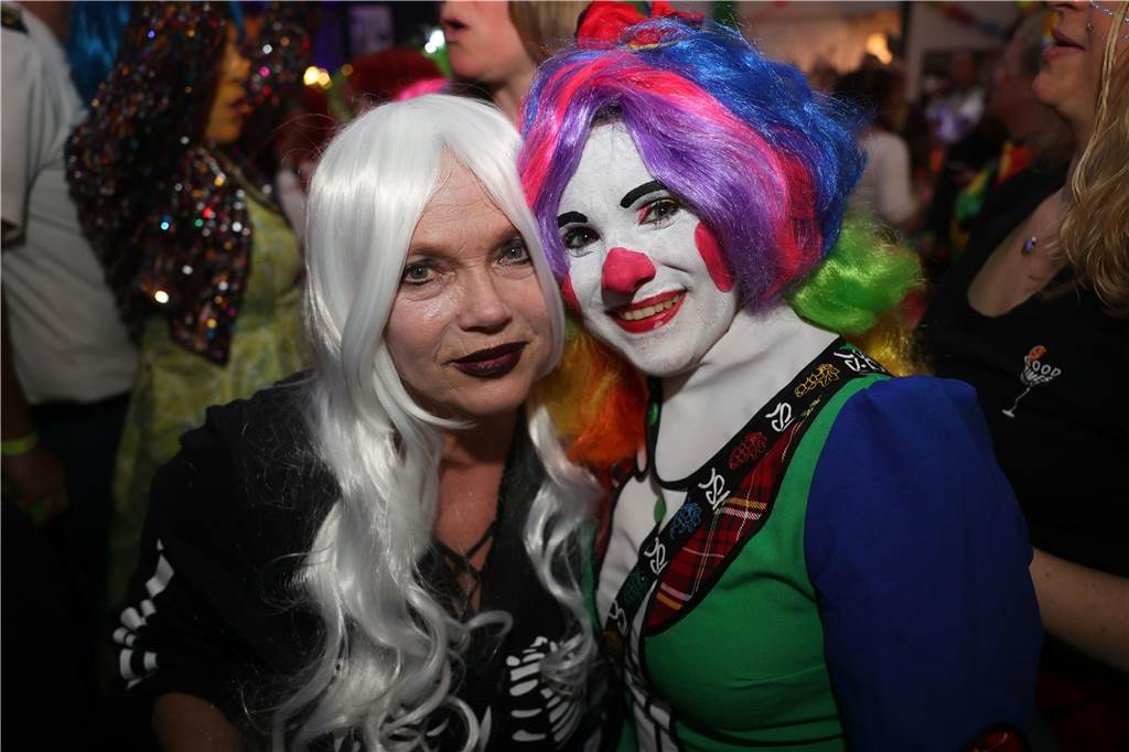 Gäste feiern Weiberfastnacht in Olfen