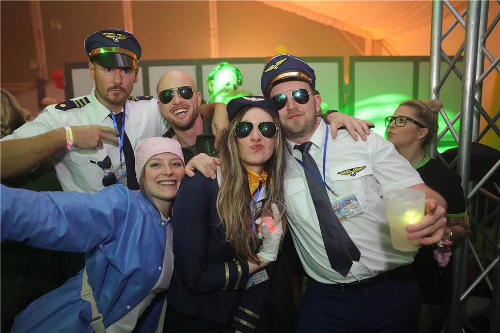 Gäste feiern Weiberfastnacht in Olfen