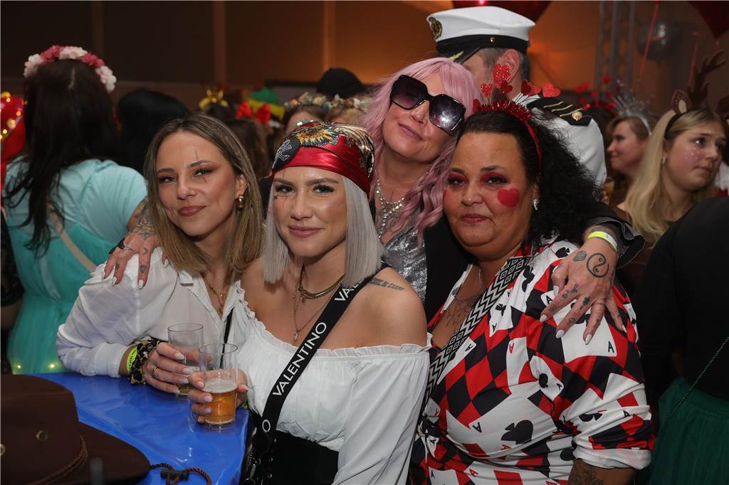 Gäste feiern Weiberfastnacht in Olfen