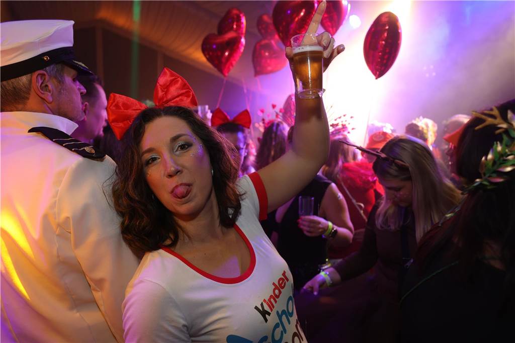 Gäste feiern Weiberfastnacht in Olfen