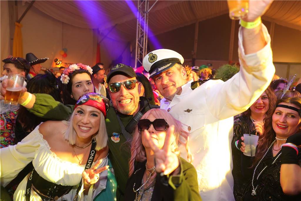 Gäste feiern Weiberfastnacht in Olfen