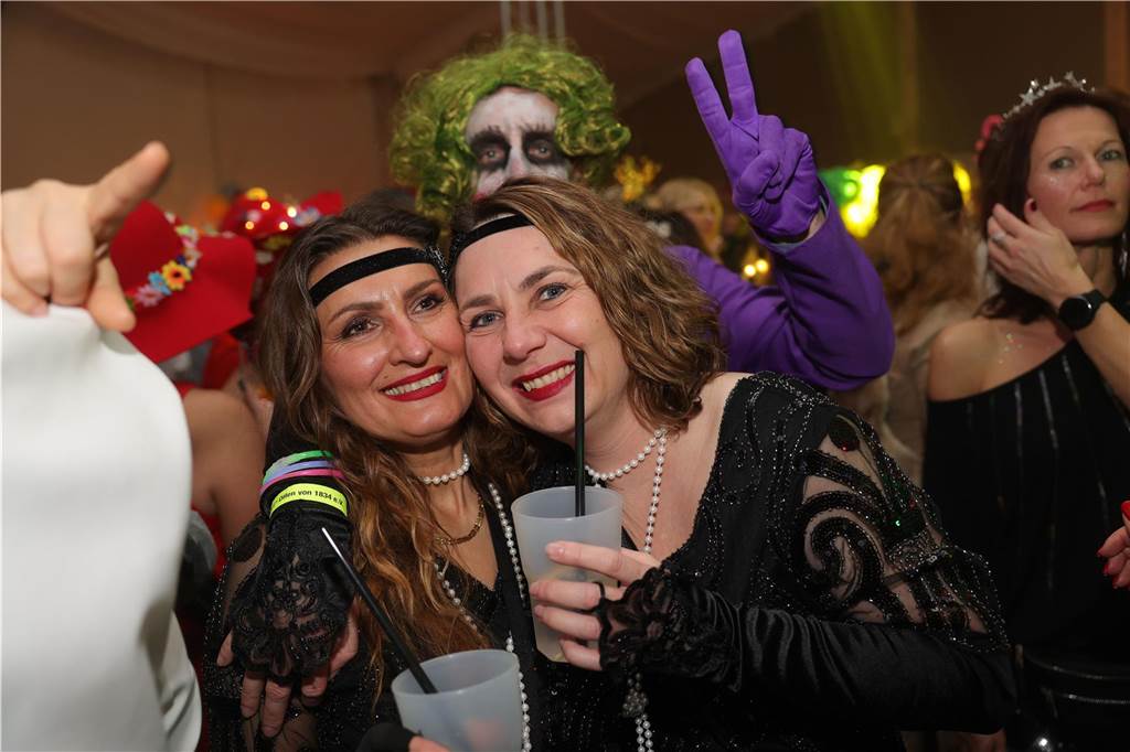 Gäste feiern Weiberfastnacht in Olfen