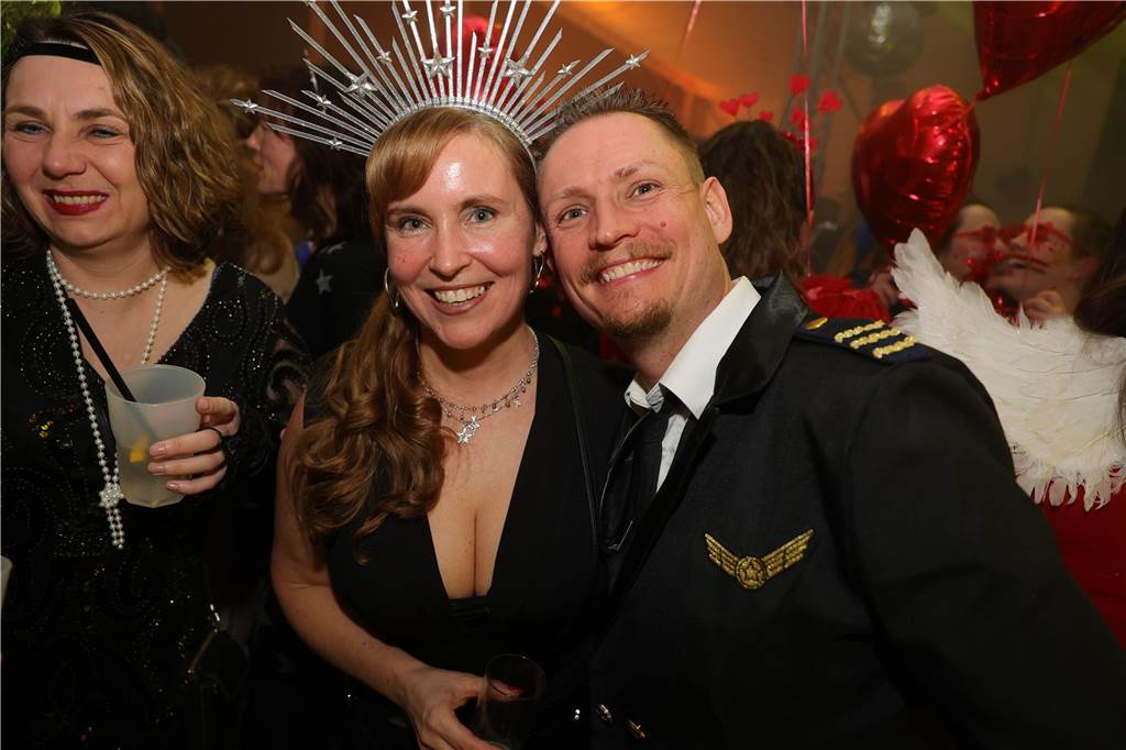 Gäste feiern Weiberfastnacht in Olfen