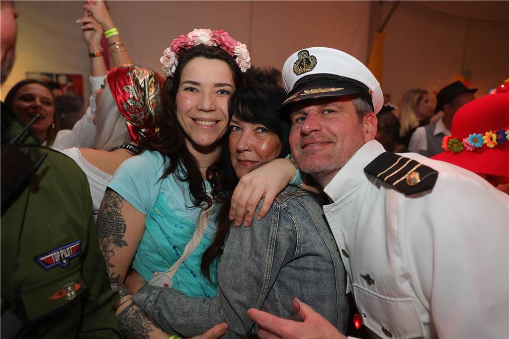 Gäste feiern Weiberfastnacht in Olfen