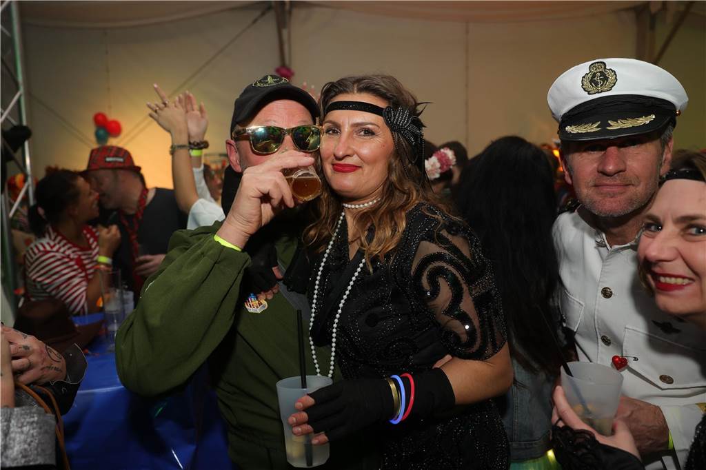 Gäste feiern Weiberfastnacht in Olfen