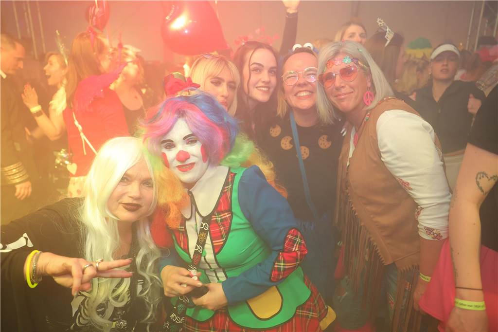 Gäste feiern Weiberfastnacht in Olfen