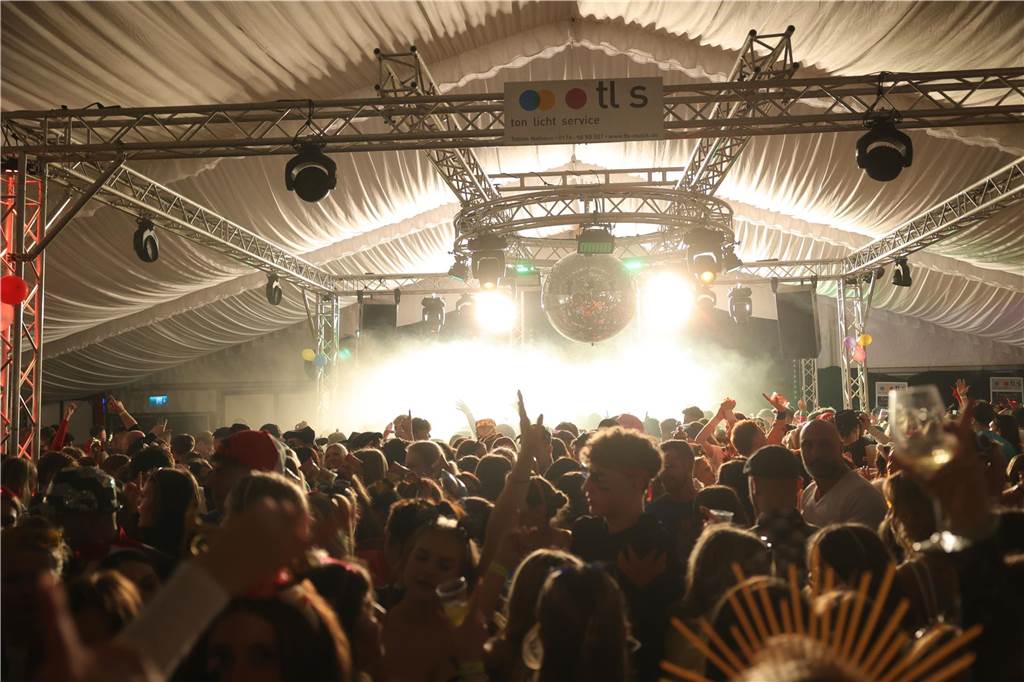 Gäste feiern Weiberfastnacht in Olfen