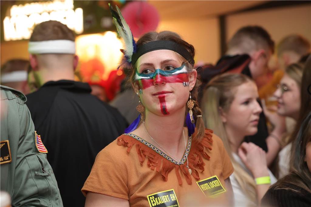 Gäste feiern Weiberfastnacht in Olfen